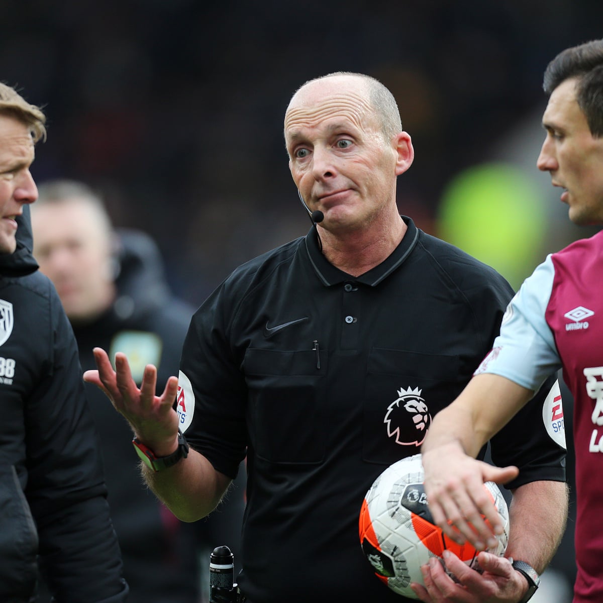Mike Dean Lays Cards On Table To Give Peter Crouch A Referee S Insight Barry Glendenning Football The Guardian