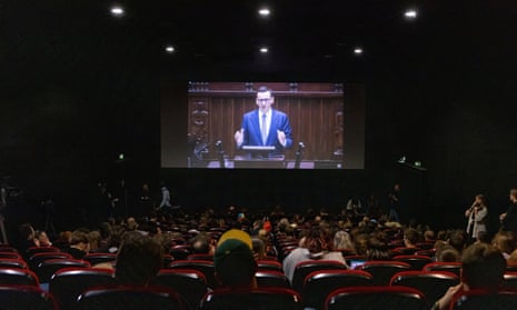 El público en el cine ve al primer ministro polaco, Mateusz Morawiecki, dando un discurso en el Parlamento polaco en Varsovia, Polonia, el 11 de diciembre de 2023.