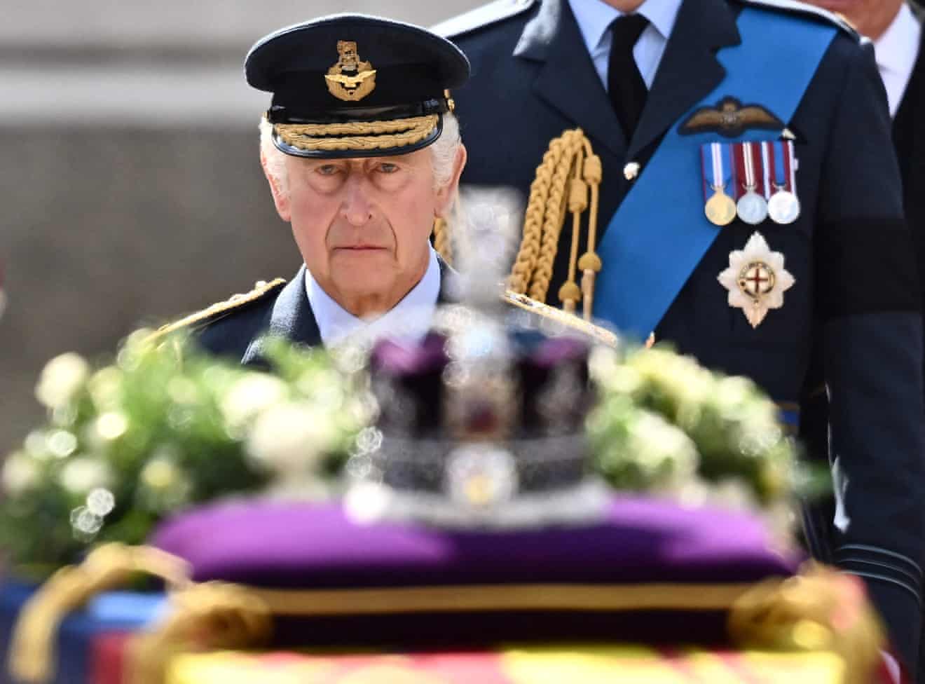 Regele Carol al III-lea merge în spatele sicriului mamei sale.