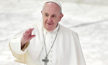 El Papa Francisco abandona su audiencia semanal en el Vaticano.