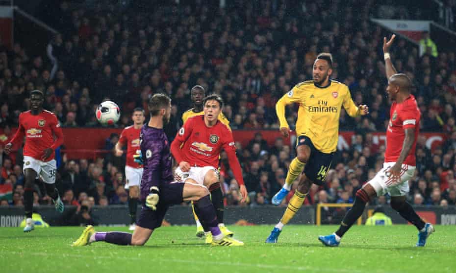 Pierre-Emerick Aubameyang lifts the ball over David De Gea to score Arsenal’s equaliser.