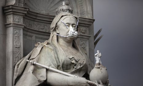 A face mask placed on the statue of Queen Victoria opposite Buckingham Palace