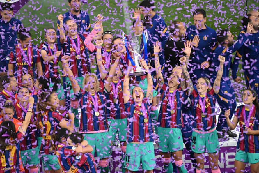 Barcelona’s players raise their trophy.