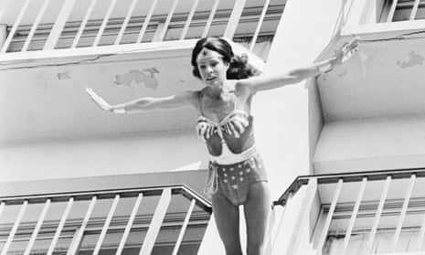 Kitty O’Neil jumps from a 12-floor building as Wonder Woman (played in the series by Lynda Carter).