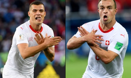 Le Suisse Granit Xhaka, à gauche, et Xherdan Shaqiri célèbrent leurs célébrations de l'aigle contre la Serbie en 2018.
