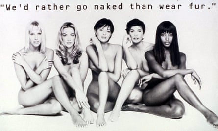 Emma Wiklund, Tatjana Patitz, Heather Stewart-Whyte, Fabienne Terwinghe und Naomi Campbell in einer Kampagne für Peta im Jahr 1994.