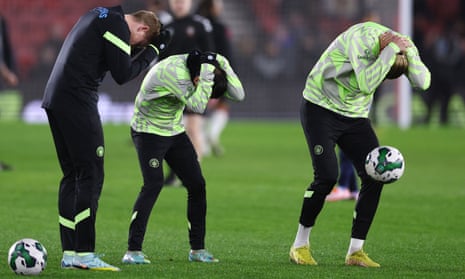 Kevin De Bruyne (izquierda), Bernardo Silva (centro) y Erling Haaland del Manchester City durante el calentamiento.