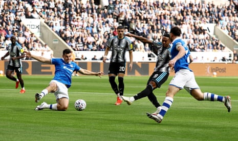 Joe Willock scores