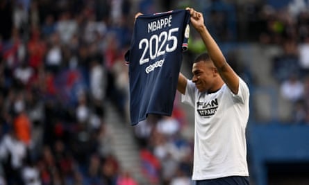 Mbappé reveals his new contract to the PSG fans.