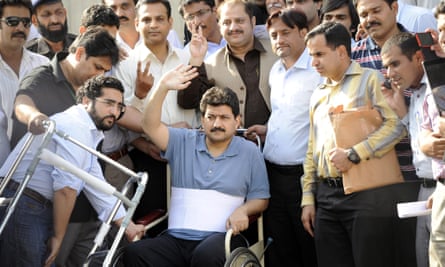 Hamid Mir surrounded by fellow journalists