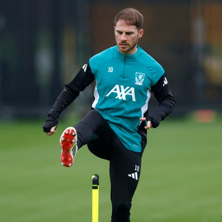 Alexis Mac Allister warming up in training