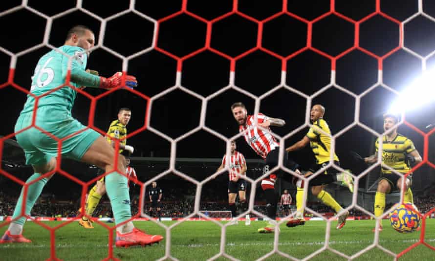 Pontus Jansson heads home Brentford’s equaliser.