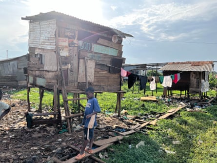 Maisons en bois construites sur pilotis dans le bidonville de Katogo à Kampala, Ouganda