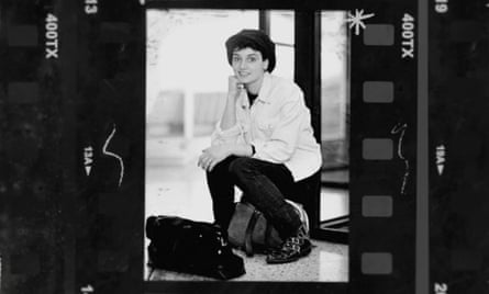 Una joven Sinéad O'Connor, con pelo y sombrero, casi sonriente, como se ve en Nothing Compares.