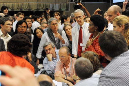 Delegates including Biniaz and Stern huddle to resolve outstanding issues at COP17 in Durban, South Africa, December 2011.