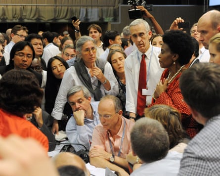 Delegates huddle to resolve outstanding issues at Cop17 in Durban, South Africa, 10 December 2011. With Susan Biniaz and Todd Stern from the US delegation, Cop President Maite Nkoana-Mashabane and UK secretary of state for energy and climate change, Chris Huhne, with Peter Betts (bottom of picture).