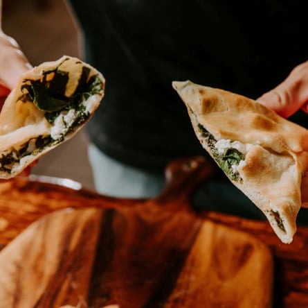 Le triangle épinards-fromage chez A1 Bakery à Brunswick