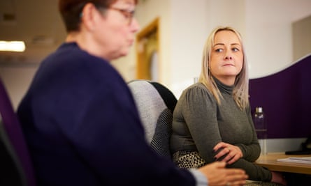 Les conseillers en dette Sally Marshall (à droite) et Julie McElroy chez StepChange à Chester.
