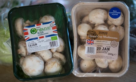 Organic and non-organic mushrooms in non-recyclable and compostable packaging