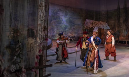 Opera performers on stage in national dresz