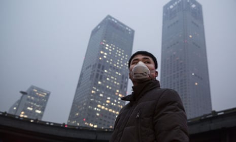 Man wears pollution mask in Beijing