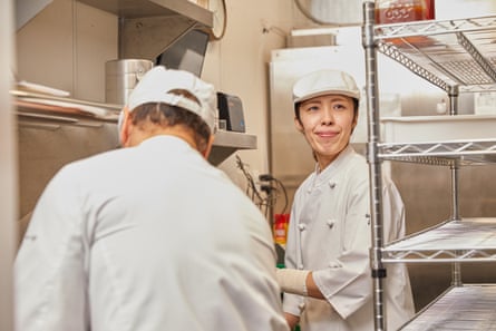 deux personnes en tenue de chef blanc