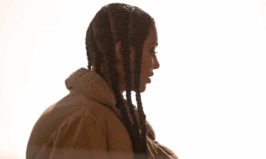 Kim Kardashian przybywa na Paris Fashion Week w marcu 2020 roku.