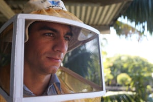Thomas Gillard, PhD Candidate e treinador de apicultores se veste para examinar colmeias no Laboratório BEE.