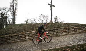 Bradley Wiggins on the impossibly steep cobblestoned Muur van Geraardsbergen, IN FLANDERS