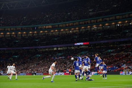 मॉर्गन रोजर्स ने फ्री-किक ली।