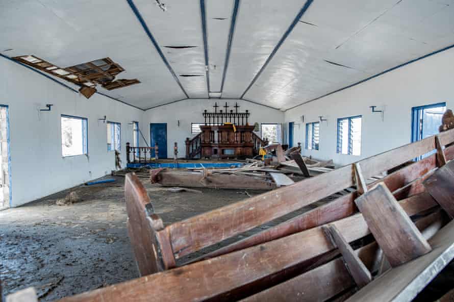 Le sedie e le decorazioni della Free Wesleyan Church sull'isola di Tongwa sono state spazzate via dallo tsunami.