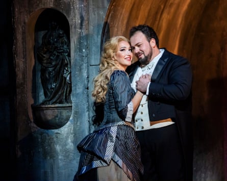 Carolina López Moreno and Stefan Pop as Marguerite and Faust.