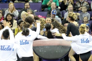 La gimnasta de la UCLA, Kyla Ross, celebra con sus compañeros de equipo después de anotar un 10 perfecto en la bóveda durante un encuentro entre los UCLA Bruins y los Huskies de Washington en febrero de 2019.