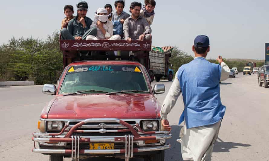Vaccinators approach a crowded vehicle in Pakistan. A population on the move required an agile vaccination strategy