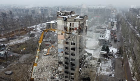 Una excavadora demuele un bloque de apartamentos de varios pisos en Mariupol ocupado.