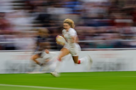 Ellie Kildunne scores a try for England during the Women’s Rugby World Cup 2025 Pool A match between England and USA.