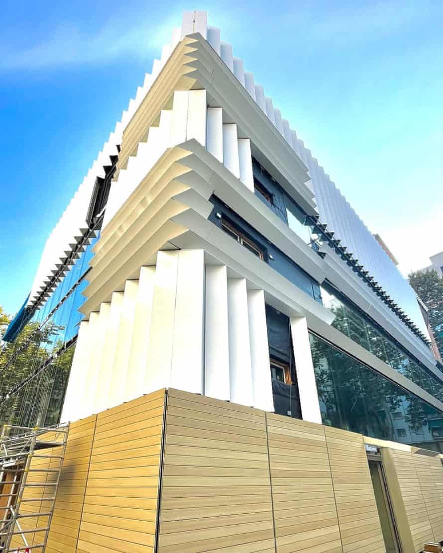 Biblioteca García Márquez under construction. Strikingly modern building with white vertical pillars, grey horizontal bands and timber-clad base