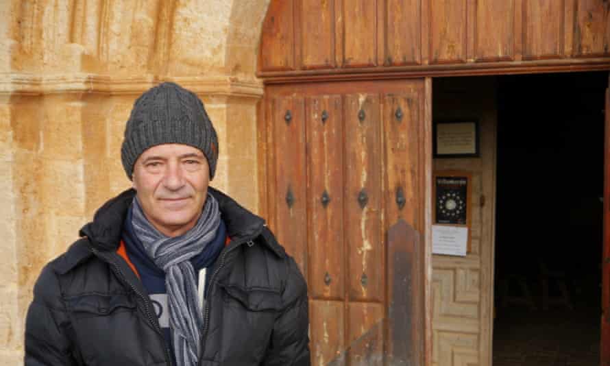 Enrique Gutiérrez fuera de la puerta de la catedral