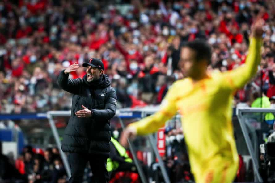 Jürgen Klopp urges his side on against Benfica
