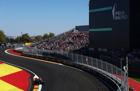Max Verstappen negotiates RB22 around a bend during qualifying.
