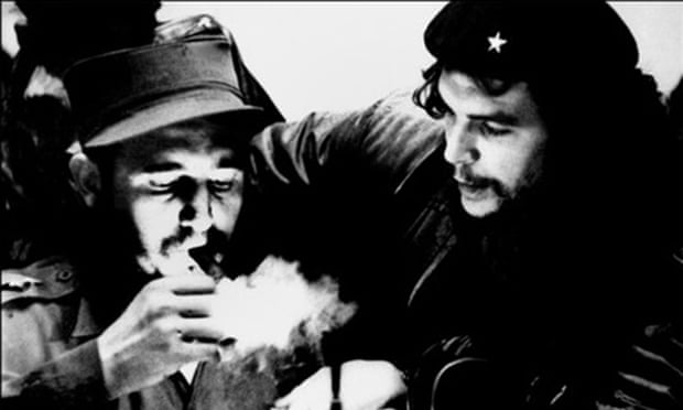 Fidel Castro (L) with Ernesto Che Guevara.