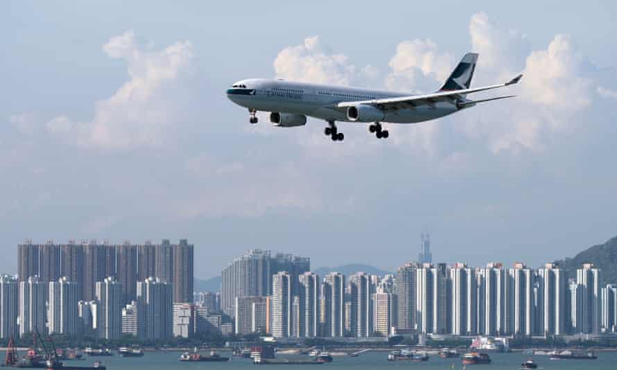 HONG KONG-AIRLINES-COMPANY-EARNINGS-CATHAYÎn această fotografie făcută pe 10 august 2014, un avion de pasageri Cathay Pacific se pregătește să aterizeze pe aeroportul internațional din Hong Kong.  Transportatorul de pavilion din Hong Kong Cathay Pacific a anunțat un profit net pe primul semestru de 44,77 milioane USD pe 13 august 2014, ajutat de creșterea veniturilor pasagerilor și de cererea puternică pentru zboruri pe distanțe lungi.  FOTO AFP / DALE DE LA REY (Foto de Dale DE LA REY / AFP) (Foto de DALE DE LA REY/AFP prin Getty Images)