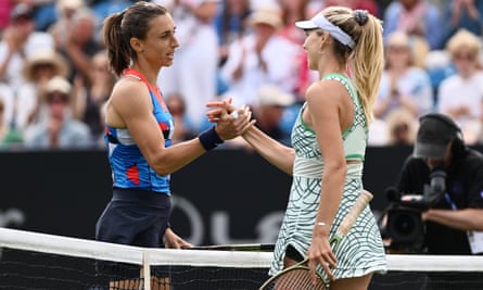 Petra Martic dan Katie Boulter berjabat tangan setelah kemenangan pemain Kroasia itu di Eastbourne