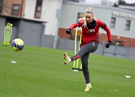 Anna Jøsendal training with Liverpool
