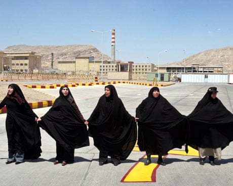Donne iraniane formano una catena umana presso l'impianto di conversione dell'uranio di Isfahan, a sostegno del programma nucleare iraniano, nell'agosto 2005.