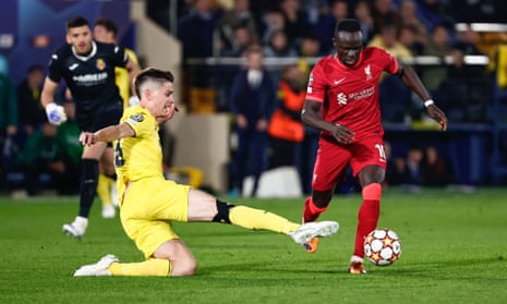 Sadio Mané evades the challenge from Juan Foyth after Villarreal’s Gerónimo Rulli  misjudged his charge out of his box, leaving the goal exposed