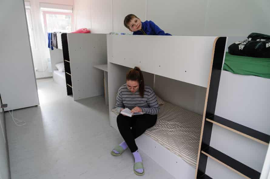 Russia-Ukraine war latest: Ukraine offers unconditional talks on Mariupol as west warns of Russian cyber-attacks – live | Ukraine 5 A family seen inside a room provided by the Polish government.