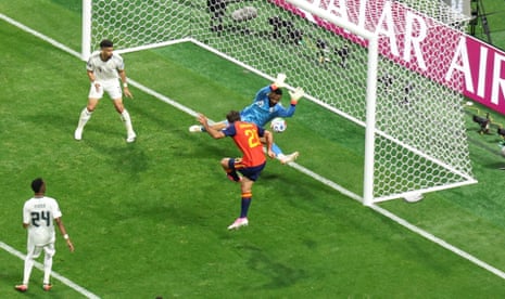 Mikel Oyarzabal marca seu terceiro gol.
