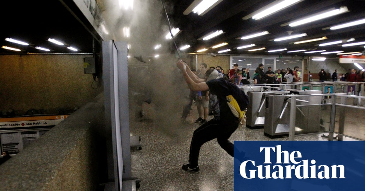 Chile students' mass fare-dodging expands into city-wide protest