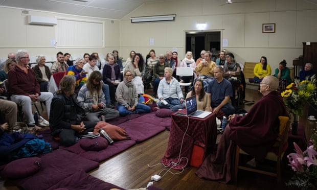 Robina Courtin prend la parole dans la salle de l'Association des femmes du pays de Milton NSW, lors d'une conférence organisée par le Centre bouddhiste Manjushri.